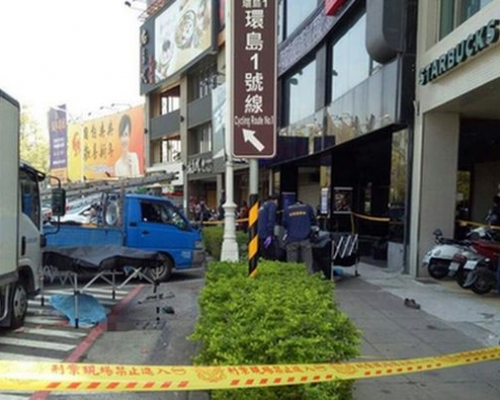 兩人當場摔死在五福路上。圖:警方提供