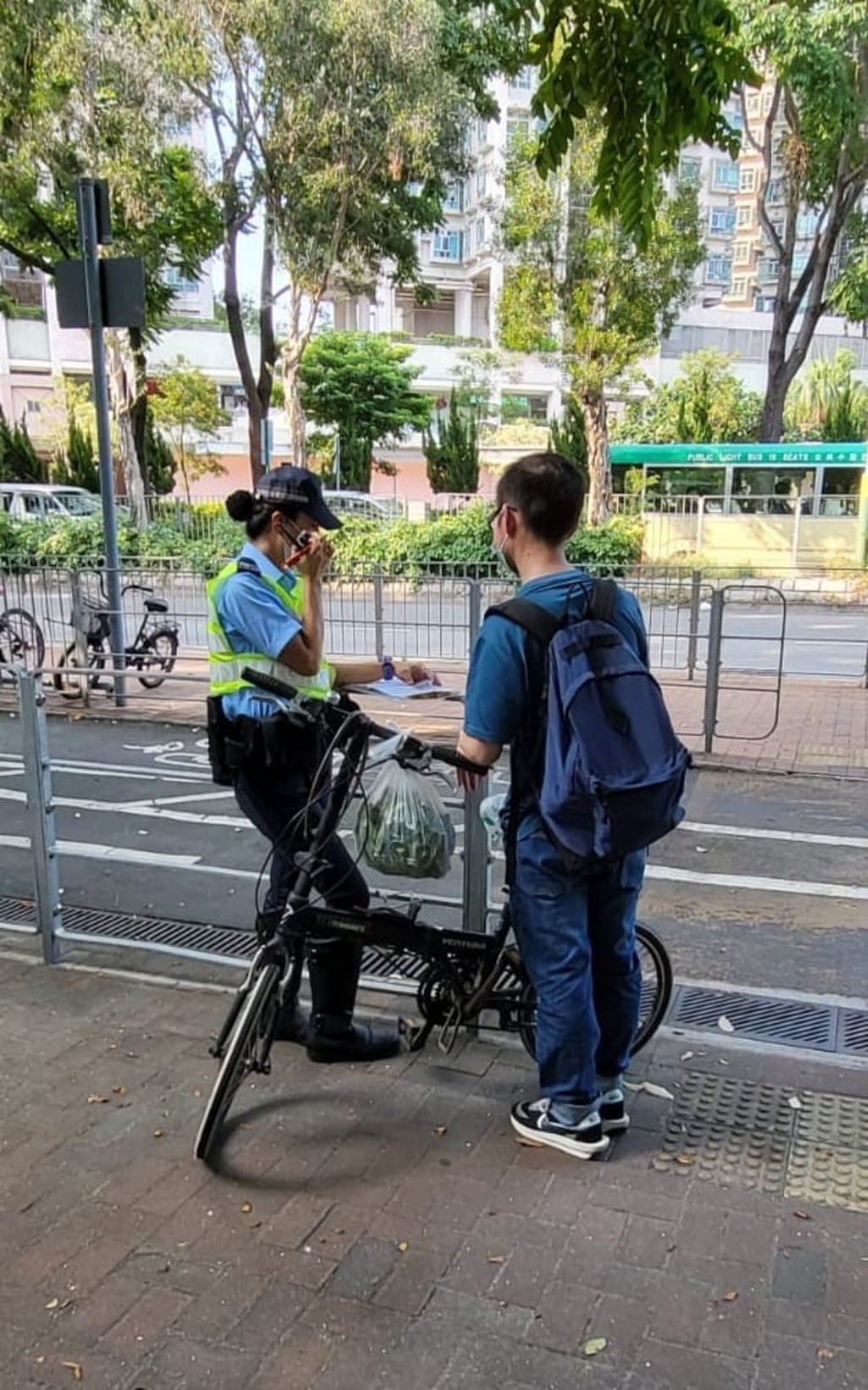 有男子違例踏單車被票控。 警方提供