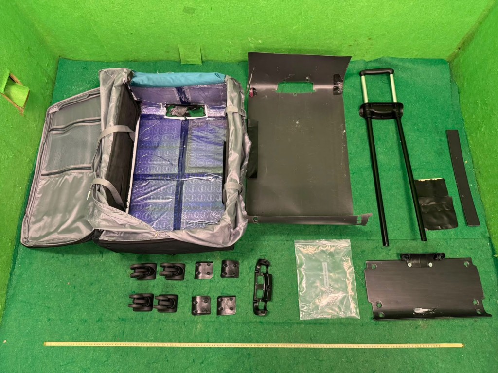 首宗案件中藏於寄艙行李隔層內的懷疑可卡因。 首宗案件中藏於寄艙行李隔層內的懷疑可卡因。
