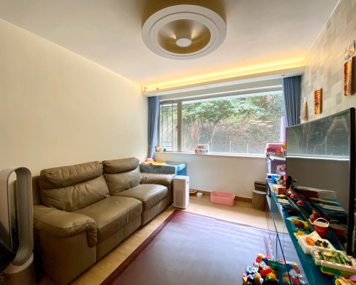 梳化旁設有大窗，為室內引入大量天然光。