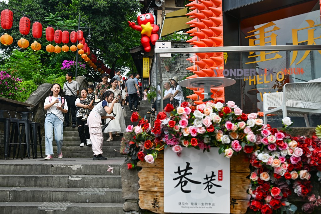 遊客在重慶景點旅遊。　新華社