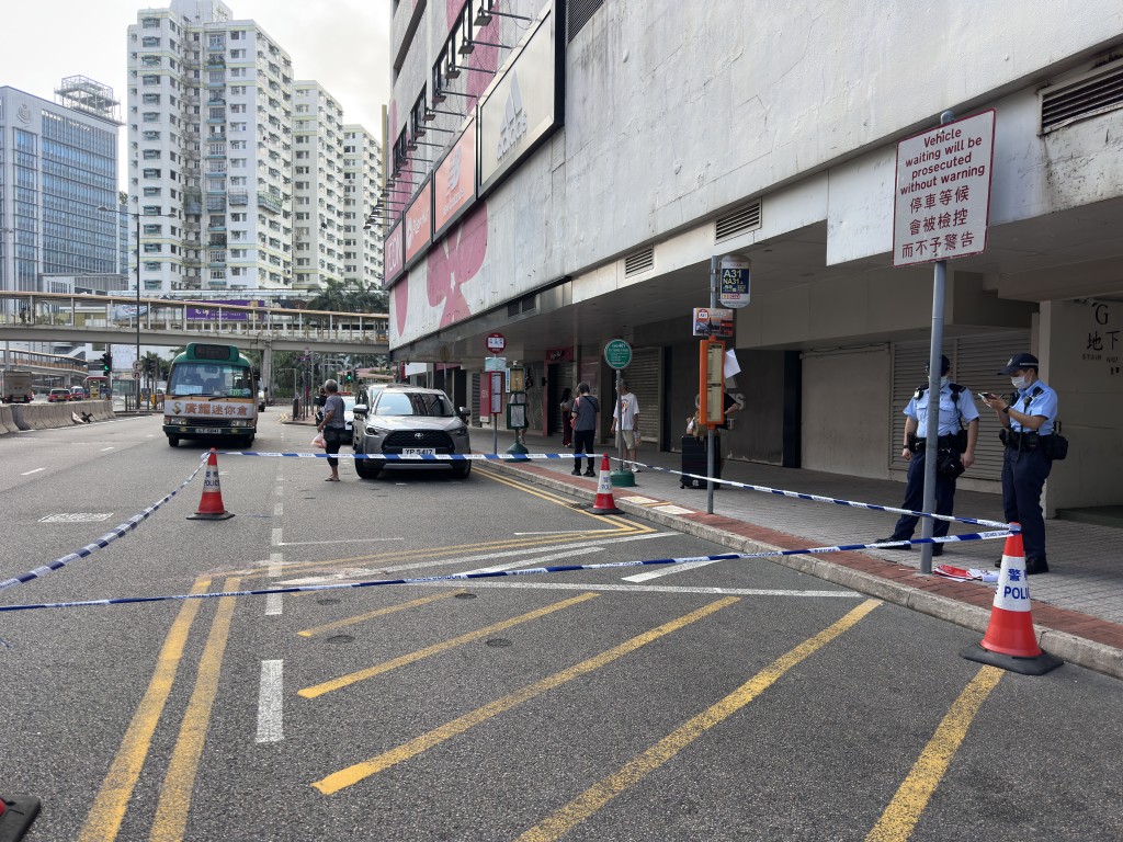 警員封鎖馬路範圍。 警員封鎖馬路範圍。