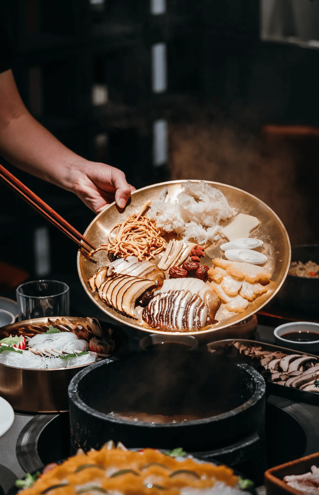 必点高原野生菌土鸡汤底，以正宗山林土鸡为主要素材，鸡肉鲜嫩爽口。