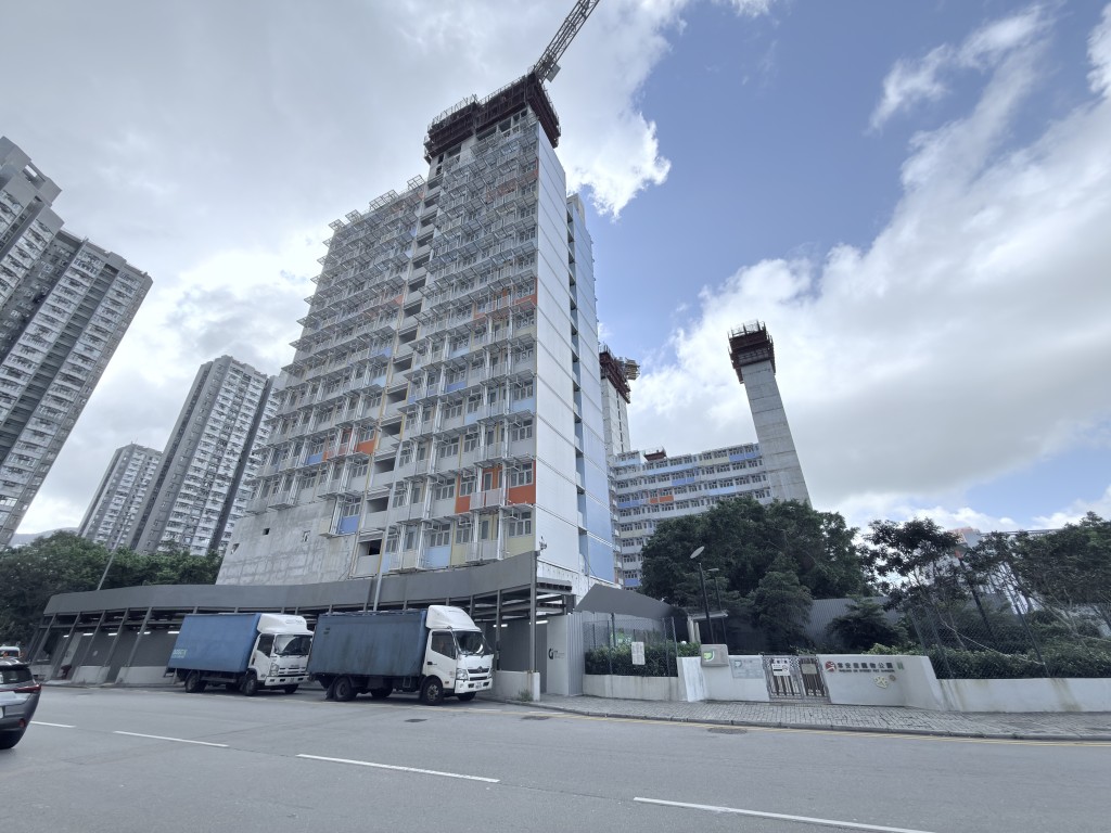 建築署今日表示，小欖、屯門欣寶路及柴灣常安街3個簡約公屋項目，均出現現場安裝結構裝置問題。