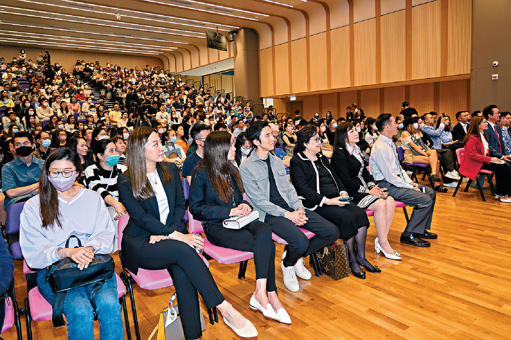 ■超過800名家長出席安基司學校座談會,不少家長攜同子女一同參與及參觀校園。 ■超過800名家長出席安基司學校座談會,不少家長攜同子女一同參與及參觀校園。