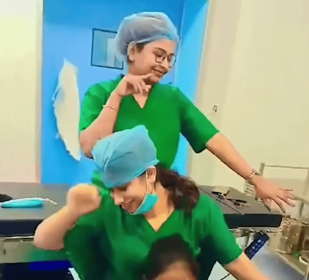 印度3护士手舞足动跳起舞来。 网片截图