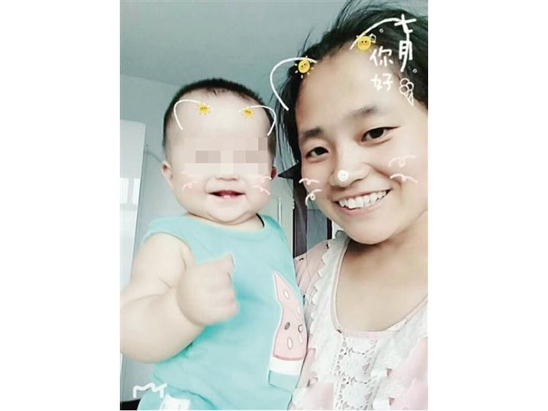 一名內蒙女老師車禍瞬間推開兩名學生,自己被撞身亡,留下一歲未夠的女兒。(網圖)
