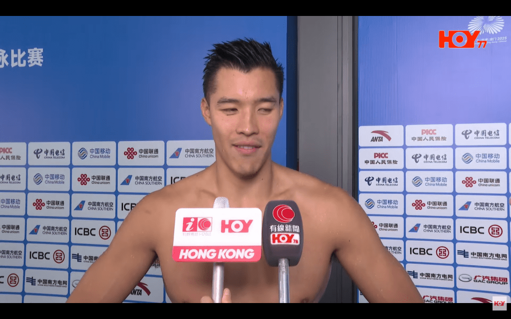 何甄陶賽後表示很高興能再次游出自己的最佳時間。直播截圖 何甄陶賽後表示很高興能再次游出自己的最佳時間。直播截圖
