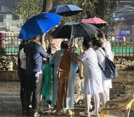 醫護著傾盆大雨，在簡陋器材協助下，當場在醫院外完成接生，順利迎來一名健康男嬰。GMA Integrated News截圖