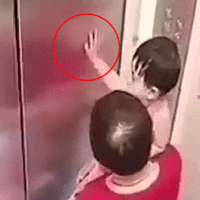 五指緊貼按著電梯門
