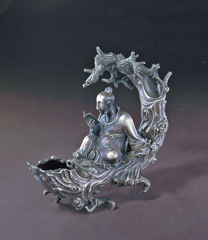 朱碧山款槎 此展品為國家一級文物，此杯造型模仿盤根錯節的樹幹，中空的樹幹內可以盛酒。接焊之處混然無迹，既是實用的飲器，亦是巧奪天工的雕塑。