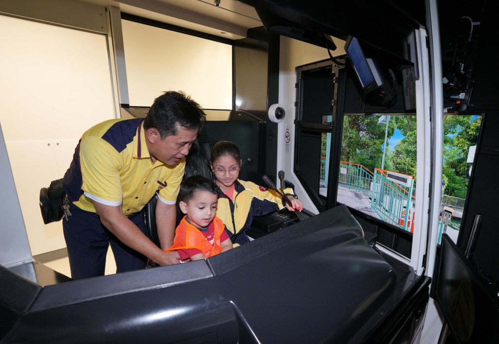 「輕鐵遊樂屯」邀請少數族裔參觀輕鐵車務控制中心，深入了解系統的日常運作。