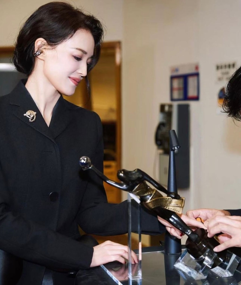 得獎後，即場刻上名字。