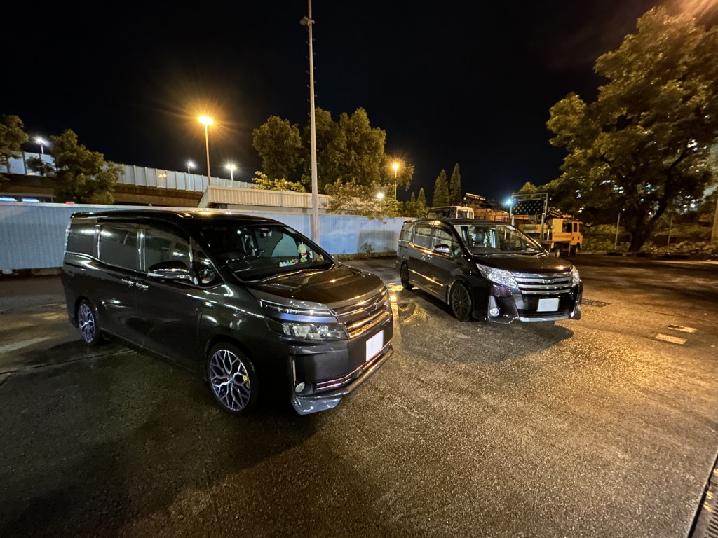 涉案兩部七人車亦被扣查作進一步檢驗。 