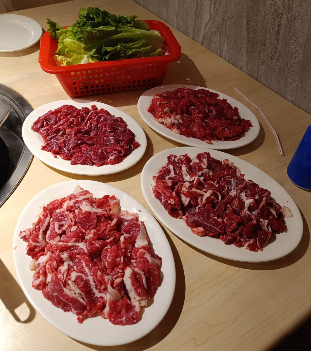 網民大讚這家火鍋的牛肉價格便宜又大碟（圖片來源：Facebook@深圳美食遊玩交流分享區）