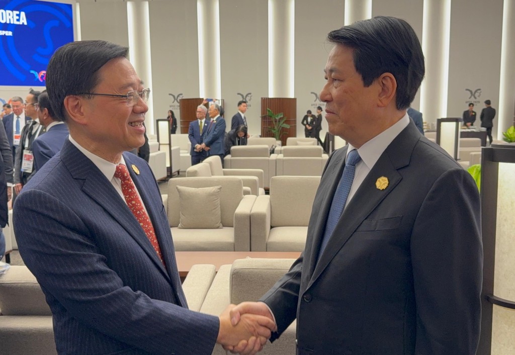 李家超( 左)與越南國家主席梁強(右)合照。政府新聞處圖片 李家超( 左)與越南國家主席梁強(右)合照。政府新聞處圖片