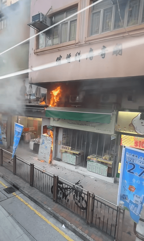 現場火光熊熊，火舌不斷從簷篷竄出。網上圖片