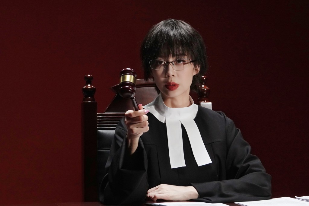 孙佳君去年9月为组合ERROR的《枱底隧道》MV客串法官一角。