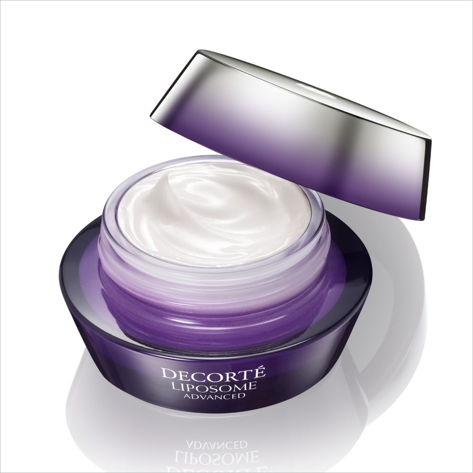 Decorte Liposome Advanced保濕活膚夜間修護面霜/$680,「夜間多層生物微脂囊體」能滲透至角質層深處,長時間滋潤肌膚,並注入美容成分。 Decorte Liposome Advanced保濕活膚夜間修護面霜/$680,「夜間多層生物微脂囊體」能滲透至角質層深處,長時間滋潤肌膚,並注入美容成分。