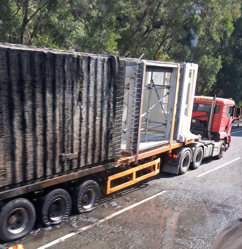 貨櫃車車尾燒毀。fb:屯門公路塞車關注組 貨櫃車車尾燒毀。fb:屯門公路塞車關注組