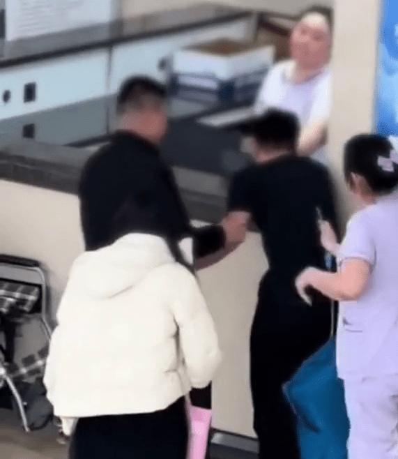 醋夫继续大闹医院。