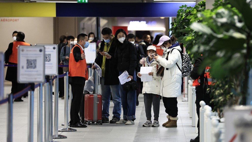 內地放鬆防疫政策，部分國家對入境的中國旅客增加強制核酸檢測等限制。 AP