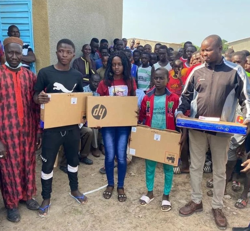 Bambaly高中的优秀学生获赠笔记本电脑及奖学金。 Africa FactsZone官网图片