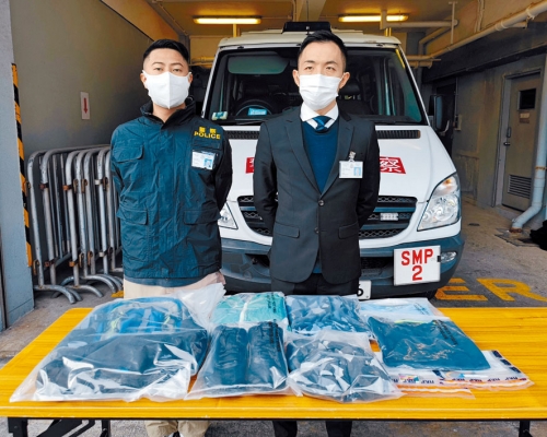 秀茂坪警區刑事調查隊督察吳欣晃（右）展示非禮案件的證物。