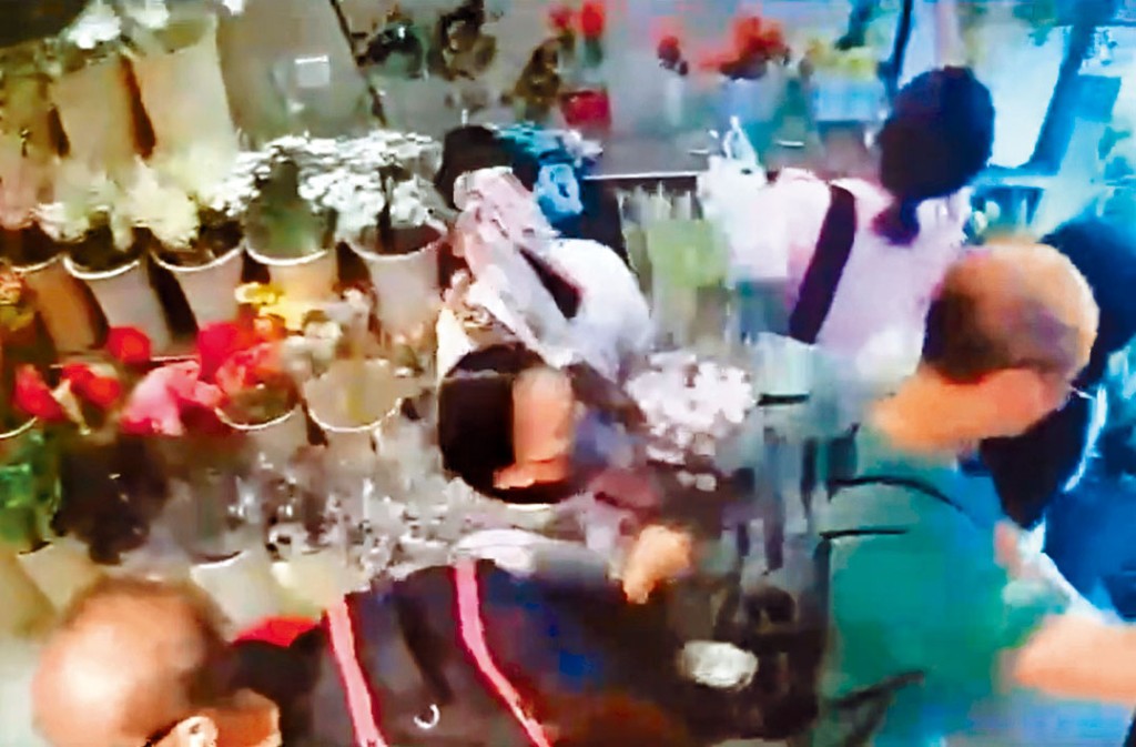 兩名女扒手偷走男子背囊內銀包，即場分贓及棄掉。
