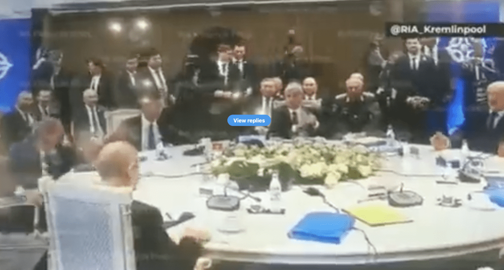 普京把筆擲在聯合文件上，坐在對面的白俄羅斯總統盧卡申科攤開手掌，狀似問普京：「你怎麼了？」