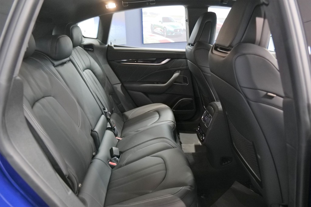 後排很闊落，四區恒溫冷氣 為附加項目。