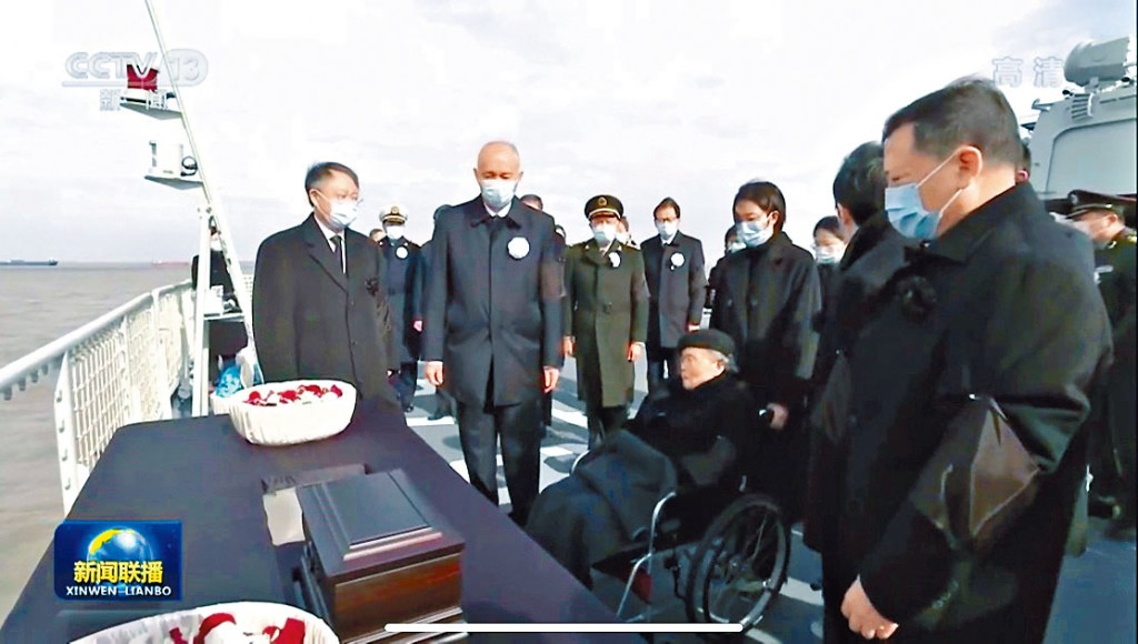 蔡奇和江澤民遺孀王冶坪等親屬護送骨灰撒放。