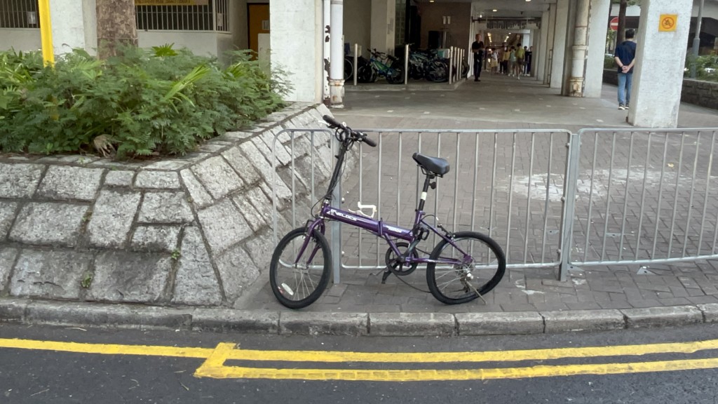 單車被撞至變形。楊偉亨攝 單車被撞至變形。楊偉亨攝