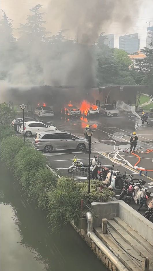 充電站內包括蔚來、小米及榮威等品牌的電動車被焚毀。抖音@Mr.6