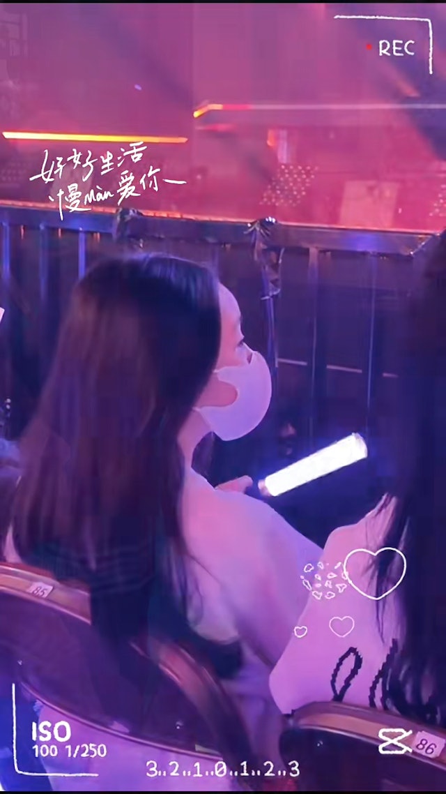 早前劉向蕙就被捕獲與多位同學在台下欣賞演出,日前又有網民在小紅書上分享了朱麗蒨及劉向蕙一起坐頭排睇騷的影片。 早前劉向蕙就被捕獲與多位同學在台下欣賞演出,日前又有網民在小紅書上分享了朱麗蒨及劉向蕙一起坐頭排睇騷的影片。