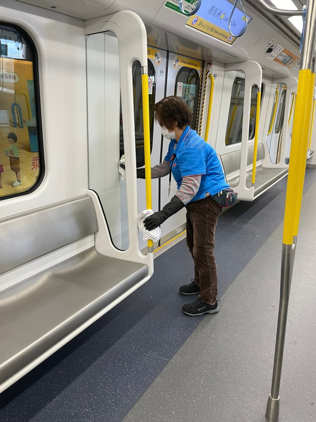 清潔工人清潔列車車廂。港鐵facebook圖片
