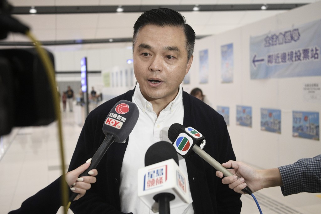 在機場附近工作的高先生。 在機場附近工作的高先生。