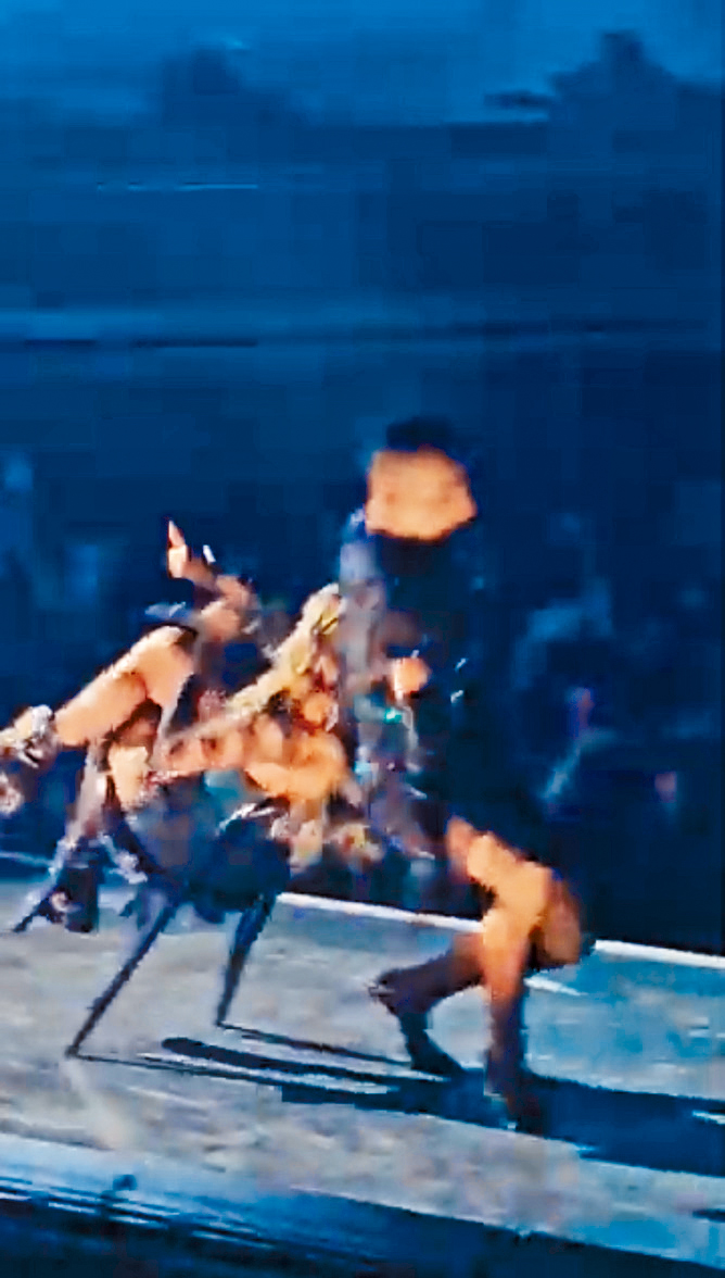 坐在椅上演出的娜姐，因舞蹈員跌倒而摔倒台上。