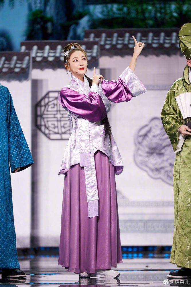 應采兒主力攻內地綜藝演出，還不時扮鬼扮馬。