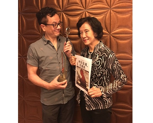 莫理斯出書,莫媽媽必然撐場。