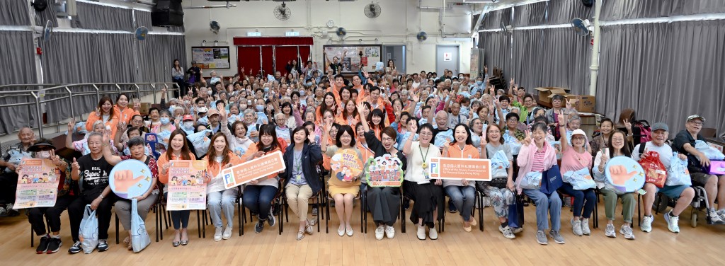 私隱專員公署關愛義工隊為約200名東區長者舉辦關愛活動暨防騙講座。私隱專員公署圖片
