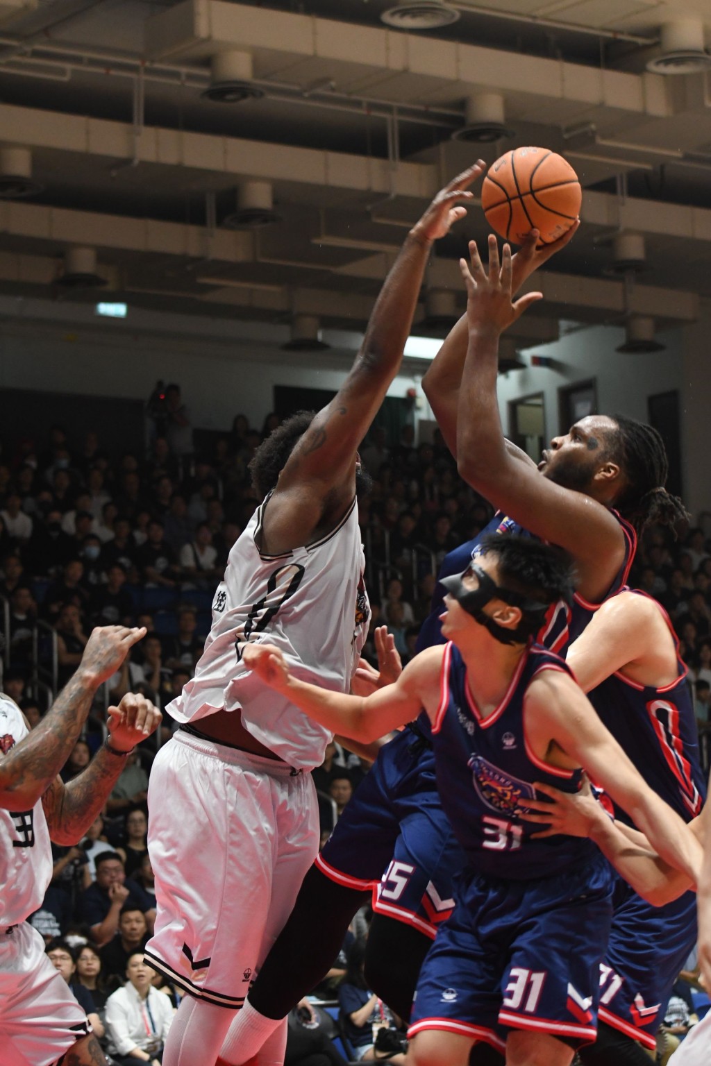 NBL季后赛总决赛，香港金牛在湾仔修顿主场斗安徽文一。 吴家祺摄