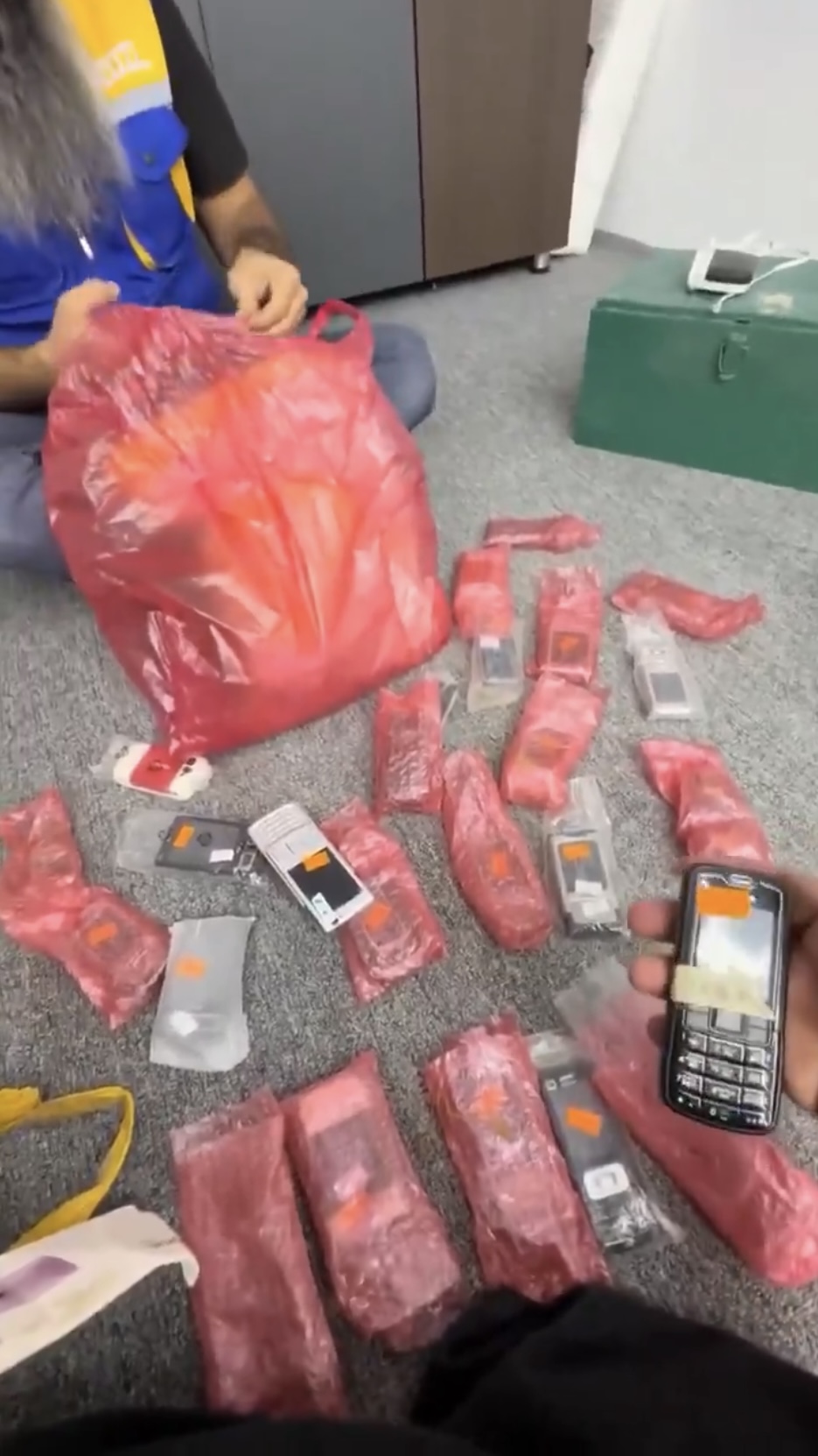 利比亞商人訂了幾十部手機，以網色膠袋包裝。X@Renardpaty