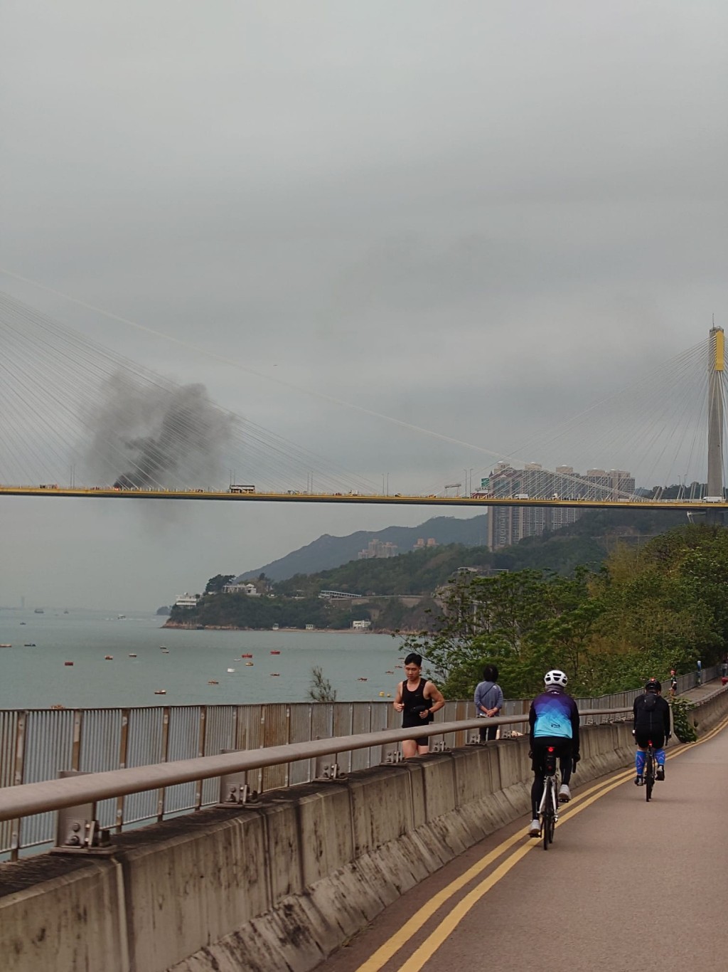 汀九橋上有貨車自焚。fb：立腸 全港資訊 Facebook 交通台