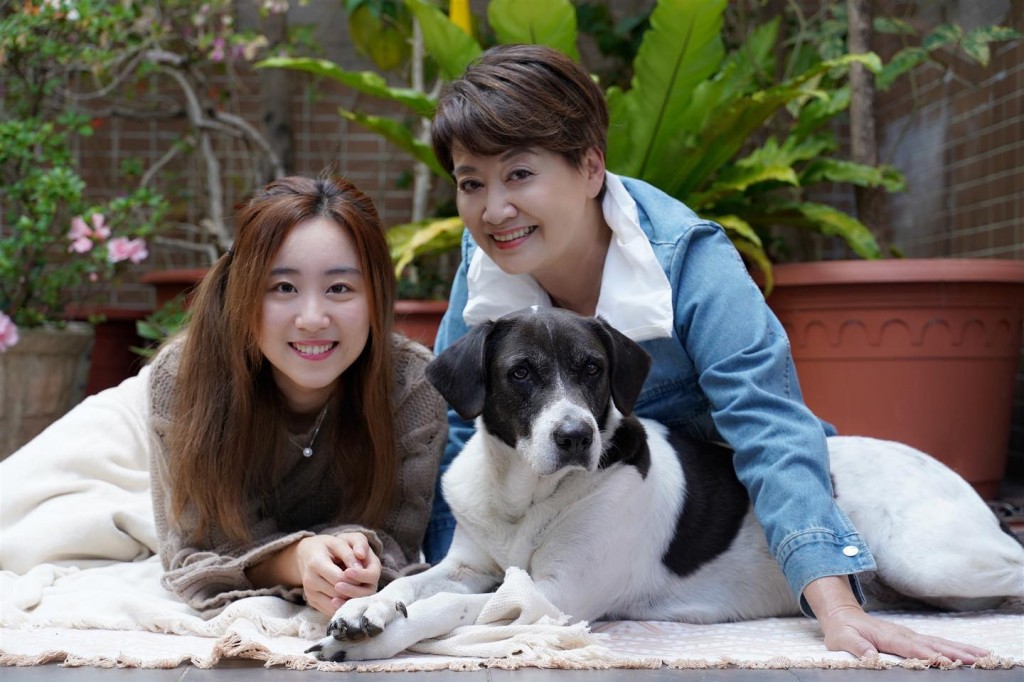 鍾慧冰兩母女在花園影相。