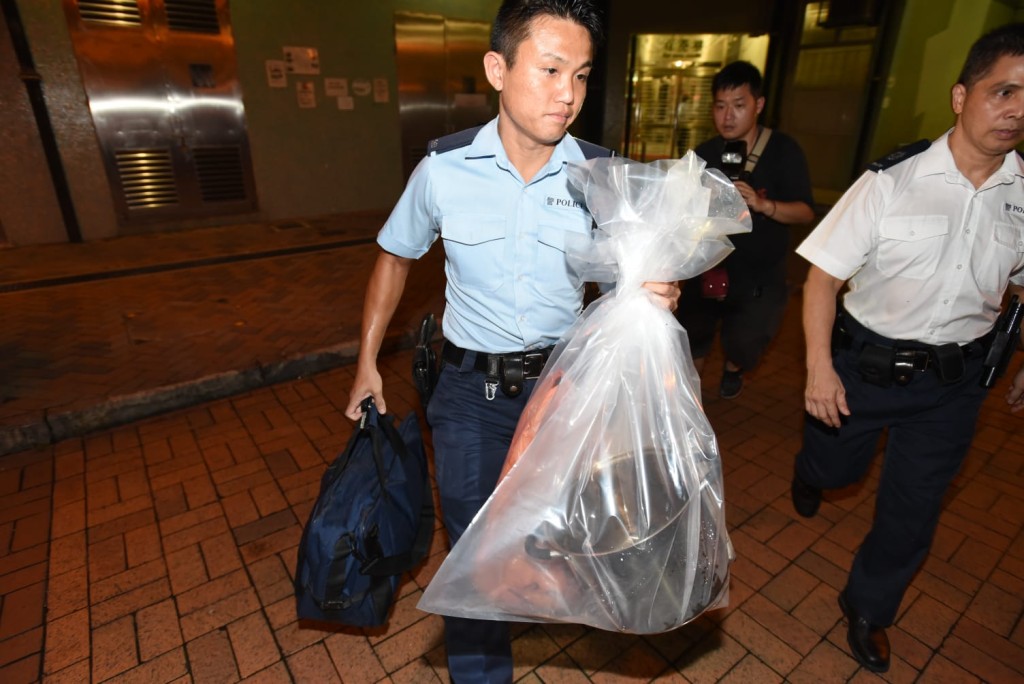 警方檢走證物。