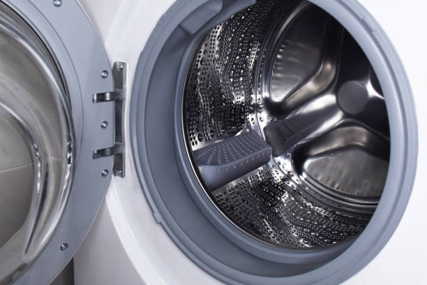 清洗衣物后，应打开洗衣机盖子，让洗衣机内水分蒸发，以防止异味，避免细菌滋生。