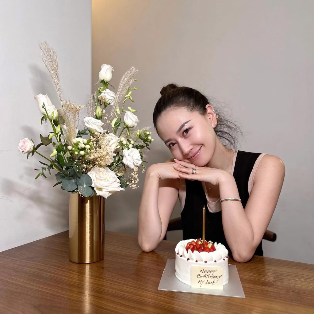任祉妍亦都有在IG上分享了一張個人相同四口合照,並留言:「今天只要用力感受愛,謝謝每一份掛念。」照片中的任祉妍仍然青春靚麗,皮膚白滑,完全不像已是兩孩之母的狀態。 任祉妍亦都有在IG上分享了一張個人相同四口合照,並留言:「今天只要用力感受愛,謝謝每一份掛念。」照片中的任祉妍仍然青春靚麗,皮膚白滑,完全不像已是兩孩之母的狀態。