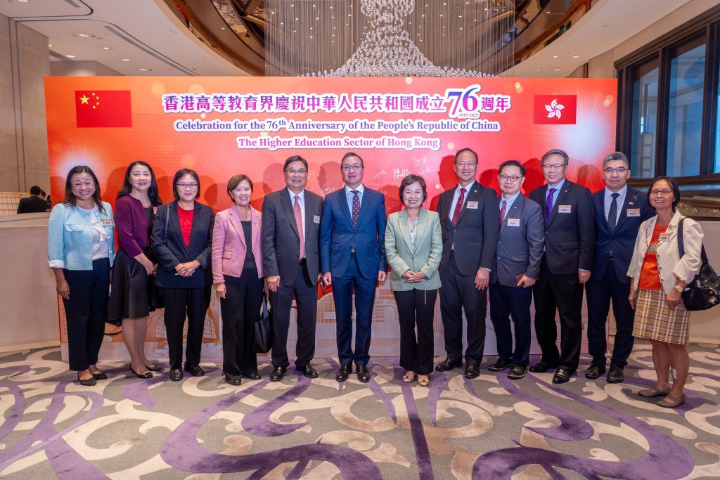 林定國(左6)今晚出席香港高等教育界慶祝國慶76周年活動，同場亦有教育局局長蔡若蓮(右6)。林定國fb