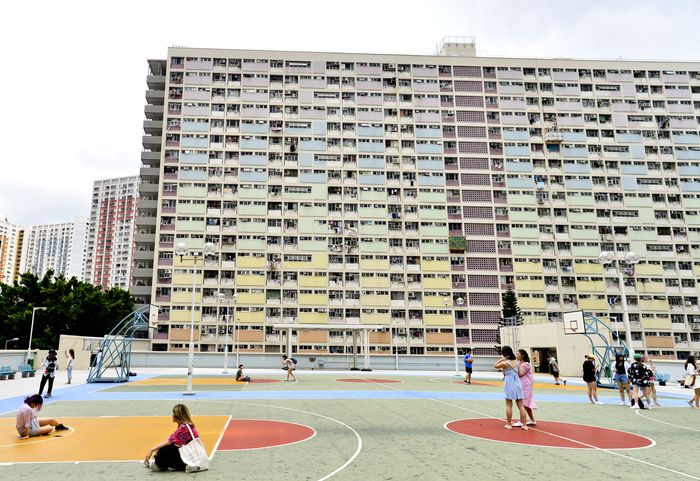 今年英文科卷二Part B,有題目圍繞近年屋邨成為「打卡」聖地。